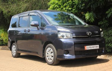 TOYOTA VOXY.