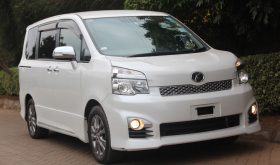 TOYOTA NOAH.