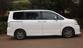 TOYOTA NOAH.
