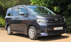 TOYOTA VOXY.